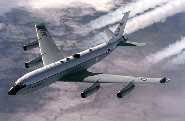 Máy bay tiếp dầu trên không KC-135 của Mỹ